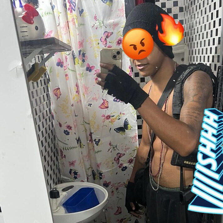 Bandido segurando fuzil