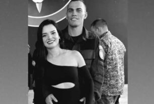 Homem abraçando esposa