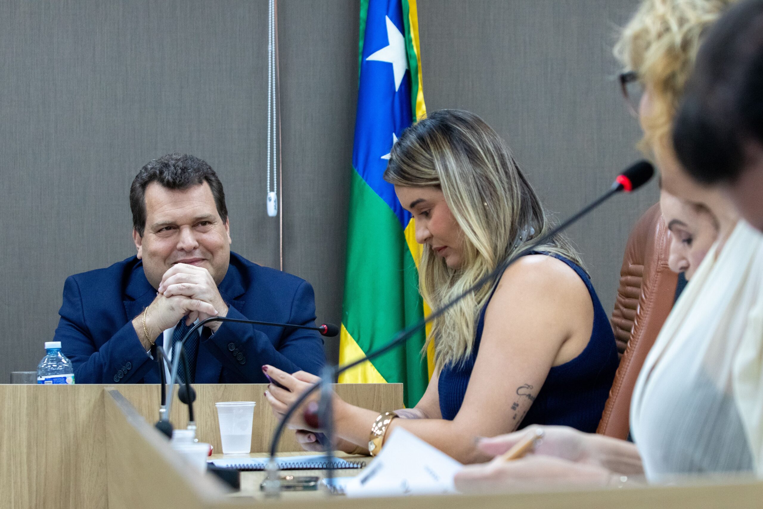 3 pessoas em um reunião