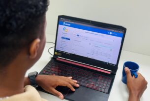 Homem olhando o notebook