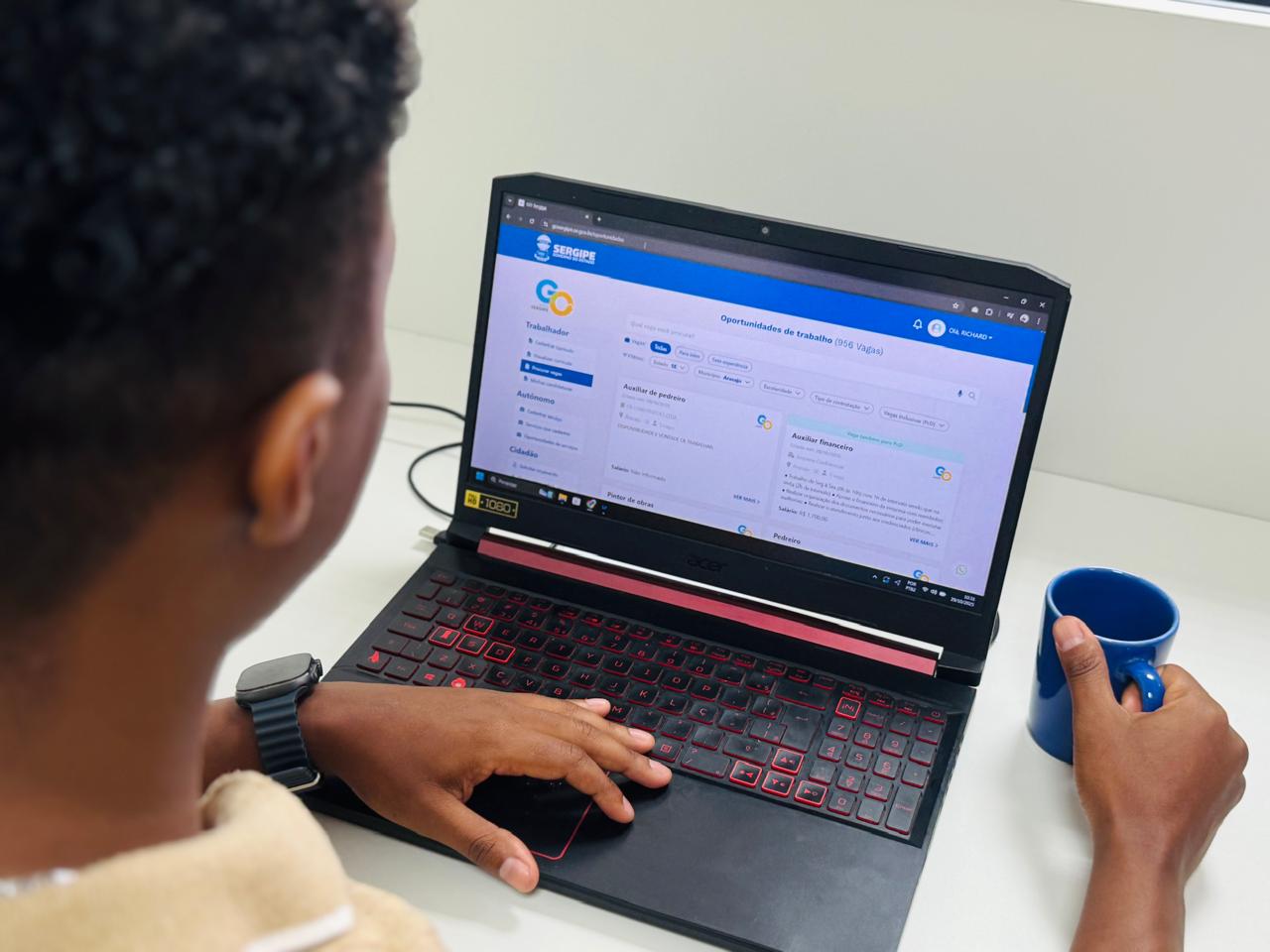 Homem olhando o notebook