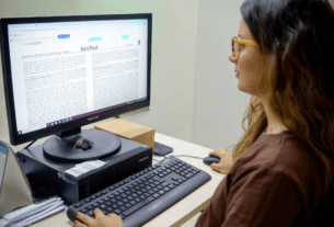 Mulher utilizando computador em ambiente de escritório