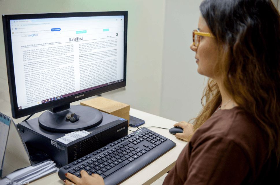 Mulher utilizando computador em ambiente de escritório