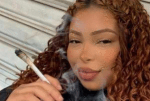 Mulher fumando baseado