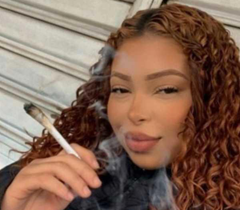 Mulher fumando baseado