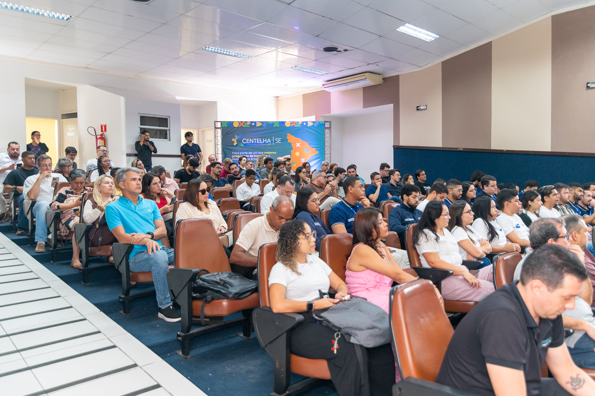 Pessoas num auditório
