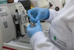 Mão manuseando tubos de ensaios